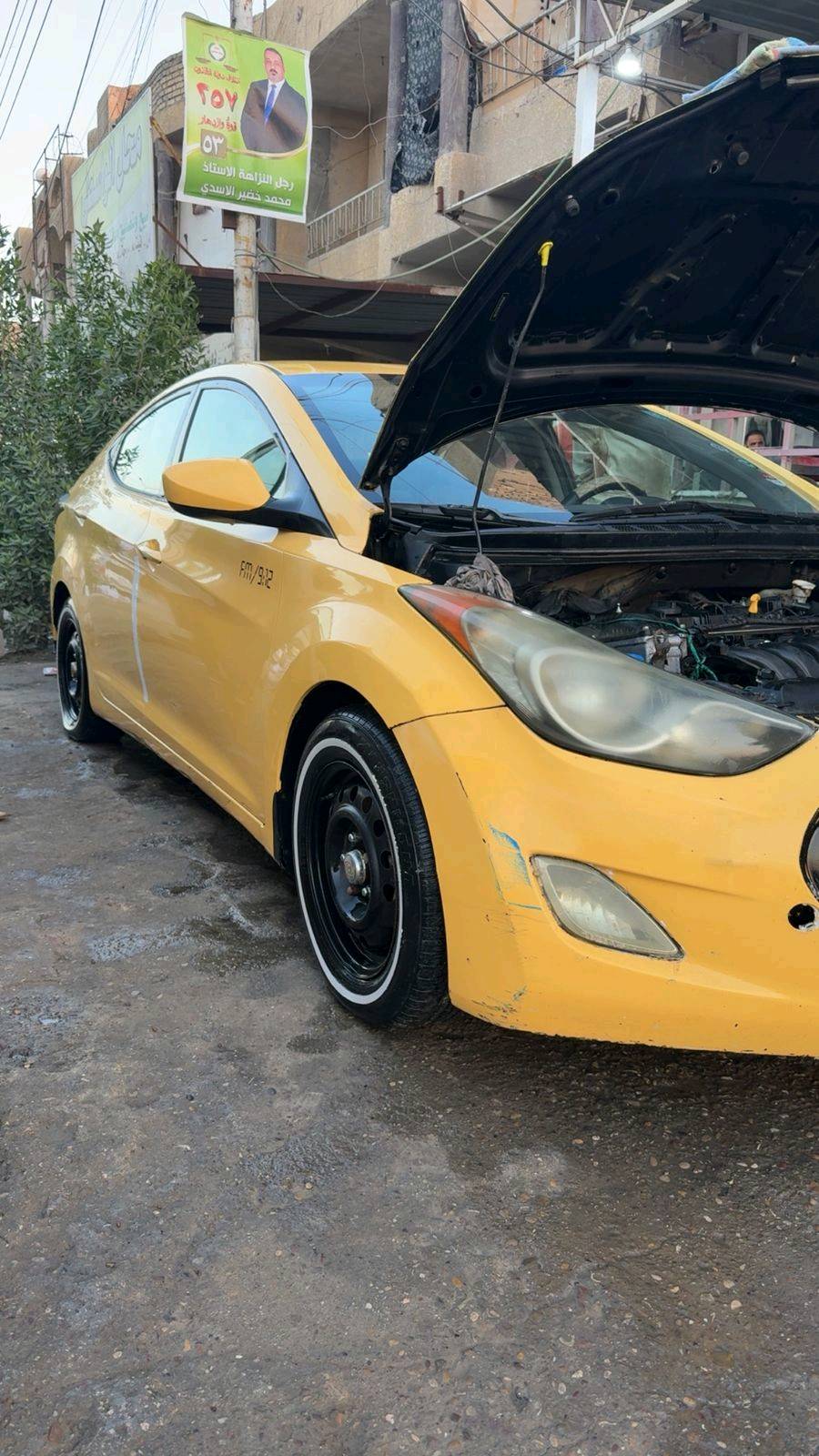 السيارة هيونداي إلنترا موديل غير محدد باللون الأصفر. تحتاج إلى بعض الصيانة البسيطة على الصبغ الخارجي. المحرك بحالة جيدة ولا توجد مشاكل في الأداء. السيارة كير عادي وبحاجة لتغيير طقم الكوش داخل السيارة. متوفرة للاطلاع في موقع محدد عند الاتفاق.