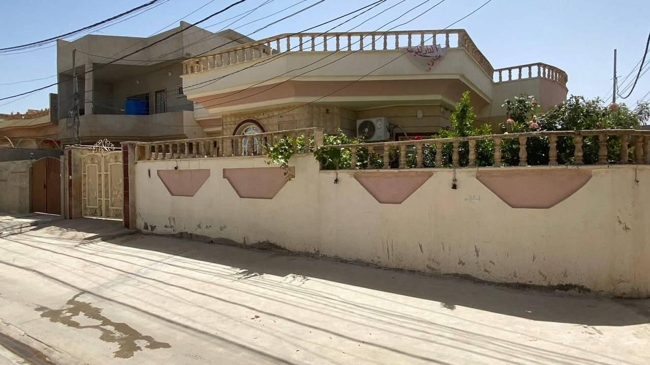 في بعويزه يبعد عن الشارع العام 30متر فرع صبه  دار للبيع مساحه 300متر ركن طابق واحد كارت بلديه يتكون من غرفتين نوم وهول واستقبال ومطبخ وصحيات مع مناور وحديقه السعر المطلوب 125وبي مجال ابيت نظيف ومرتب للتفاصيل اكثر  التواصل على الخاص او على رقم الهاتف ***********  ارفع المنشور بكلمه طيبه
