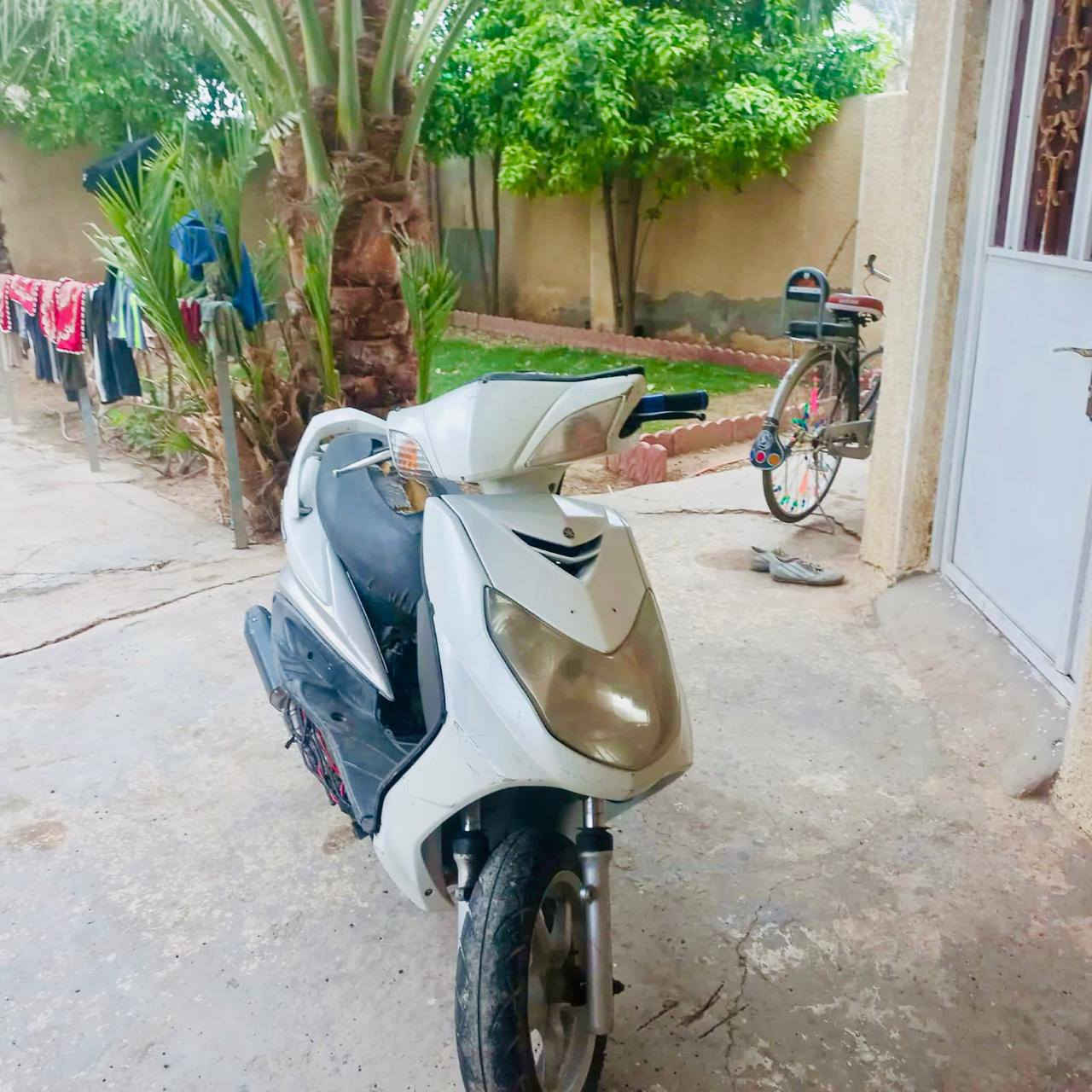 السلام عليكم 
دراجه سكنس فحل كابريتر الدراجه شغاله و كامله  عوزهه بس ولفات المكان الشعب سبع قصور السعر 300 وبيه مجال  متواجد واتساب فقط ***********
