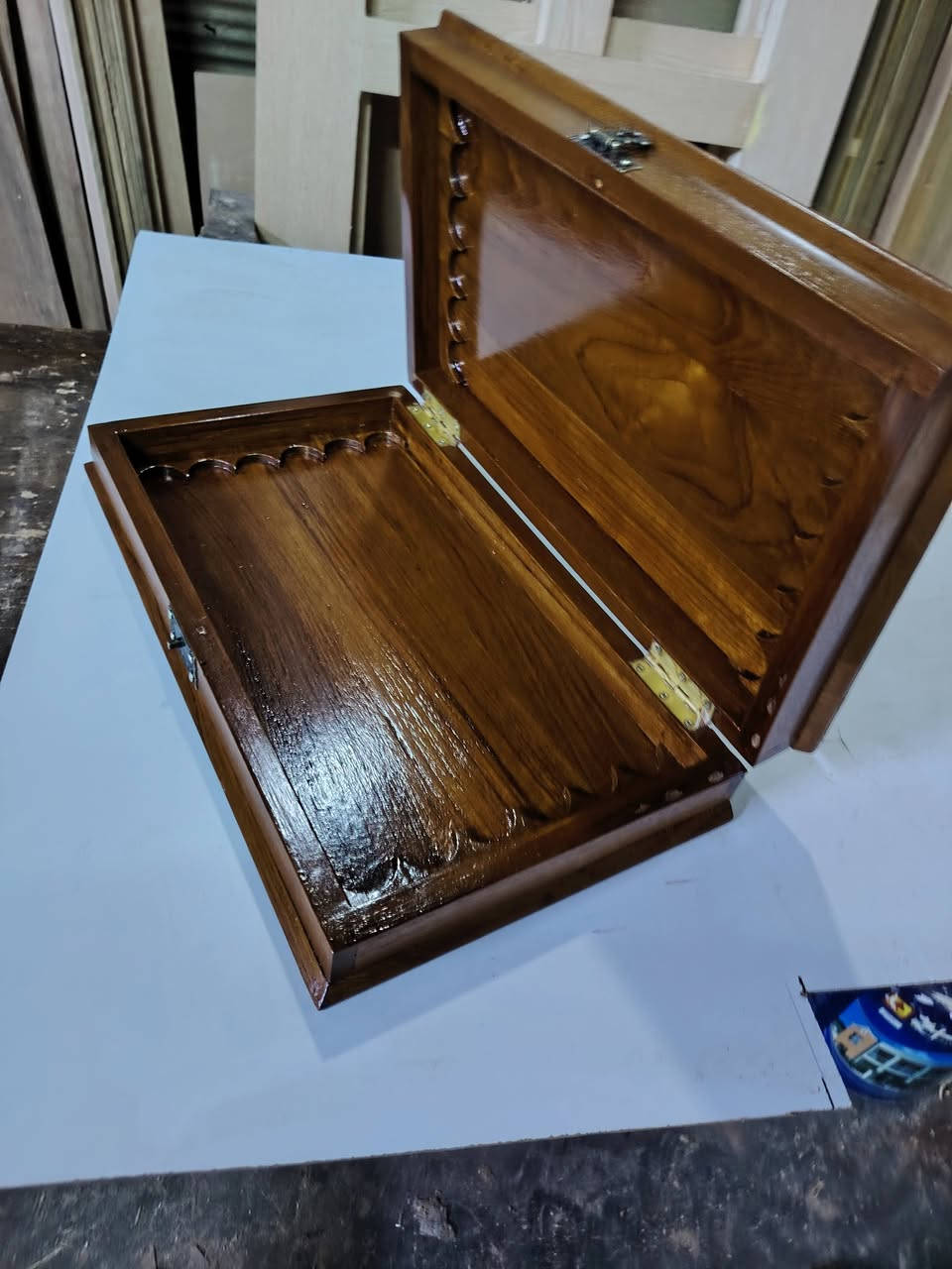 من رخصت الادمن طاولي شغل يدوي عراقي صاج ميه بالميه السعر ٧٥ الف مكاني بغداد للتواصل *********** يوجد واتساب
