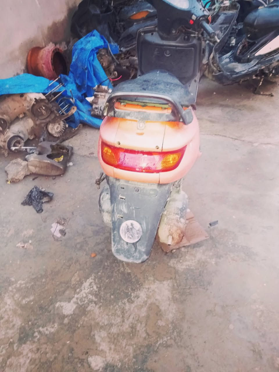 السلام عليكم دراجه للبيع فورتي فراشه فحال ما ناقصها اي شيء بس باتري  فقط يتعال عالي وناصي باك شقال يمنى يسرى السعر 225 مستعجل على لبيع والرقم *********** مكاني بعقوبه التحرير
