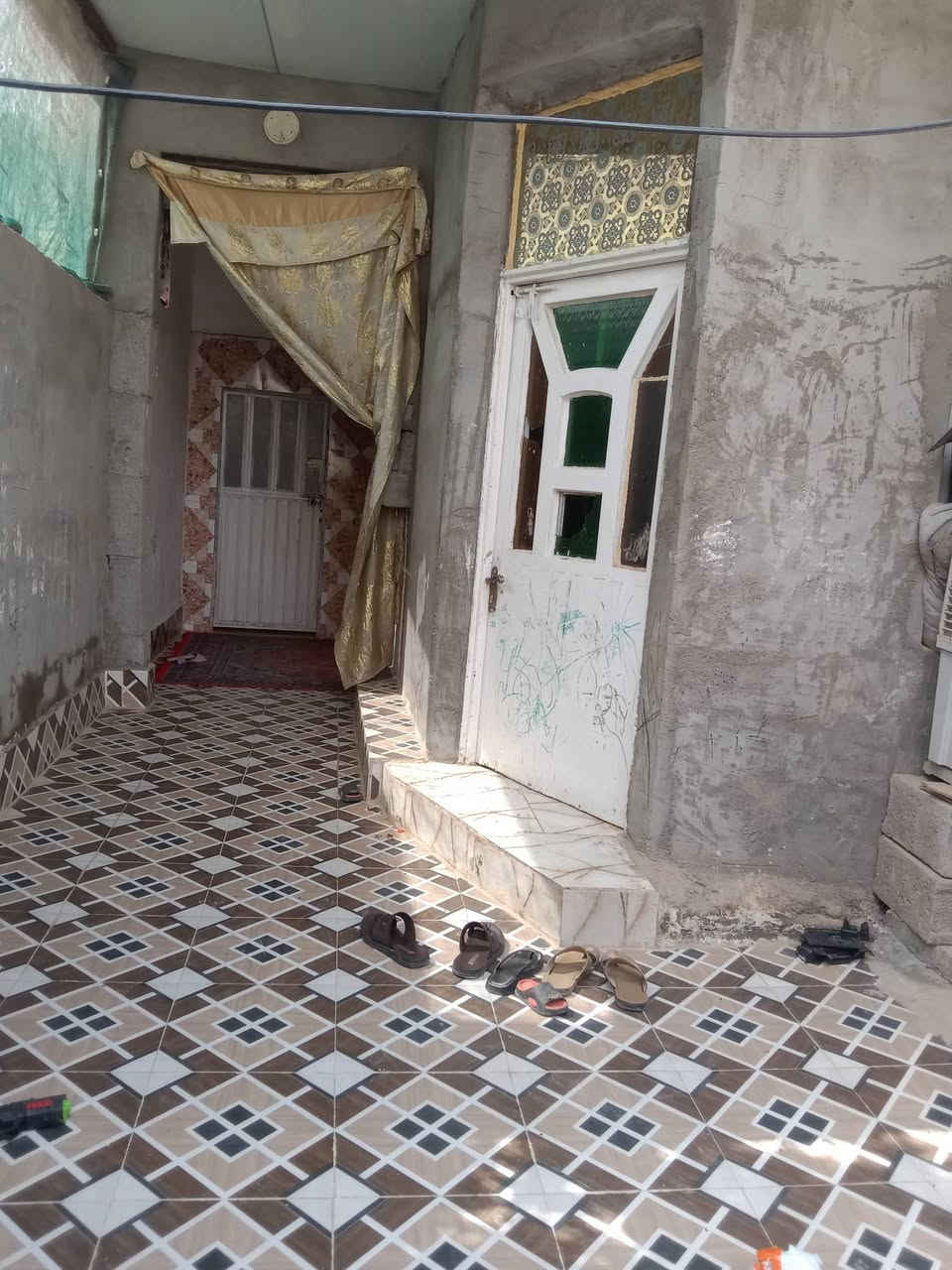 مشتمل للبيع  بداية البيضاء يبعد عن الشارع اقل ١٠٠ م. 
خدمات كامله ماء ومجاري وكهرباء   ثاني نزله .مهند الدريعي..مساحته ١٤٠ متر .عرضه٦م .بناء استقبال.وصاله ومطبخ وغرفة نوم وصحيات .البناء بلوك.ومطبك سيراميك ارضي.وجداري ..جاهز فقط السقف سندويج.السعر ٣٥ وبيها مجال.للاستفسار ***********
