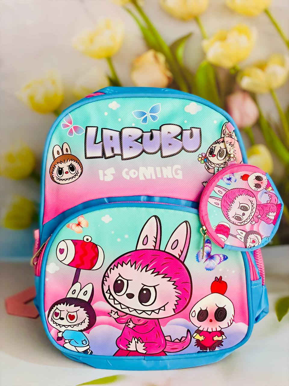 🎒✨ حقيبة لابوبو المدرسية للأطفال ✨🎒  

اختيار مثالي يجمع بين المتانة والأناقة لراحة أطفالك في المدرسة والروضة 🧒👧💖  

تتميز بـ:  
🔸 سحابين لسهولة الفتح والتنظيم 👜✔️  
🔸 حافظة صغيرة تتعلق بالحقيبة لحفظ الأغراض المهمة 🎀🔑  
🔸 جلد قوي يتحمّل الاستخدام اليومي 💪🎒  
🔸 متوفرة بـ 4 ألوان ناعمة وجذابة تناسب جميع الأذواق 🌸🎨  
الارتفاع 30cm
العرض 30cm 

🚘يوجد خدمة توصيل لجميع محافظات العراق


**إذا كنت صاحب هذا الإعلان وتريد حذفه لأي سبب، رجاءا أرسل رسالة إلى الدعم الفني**