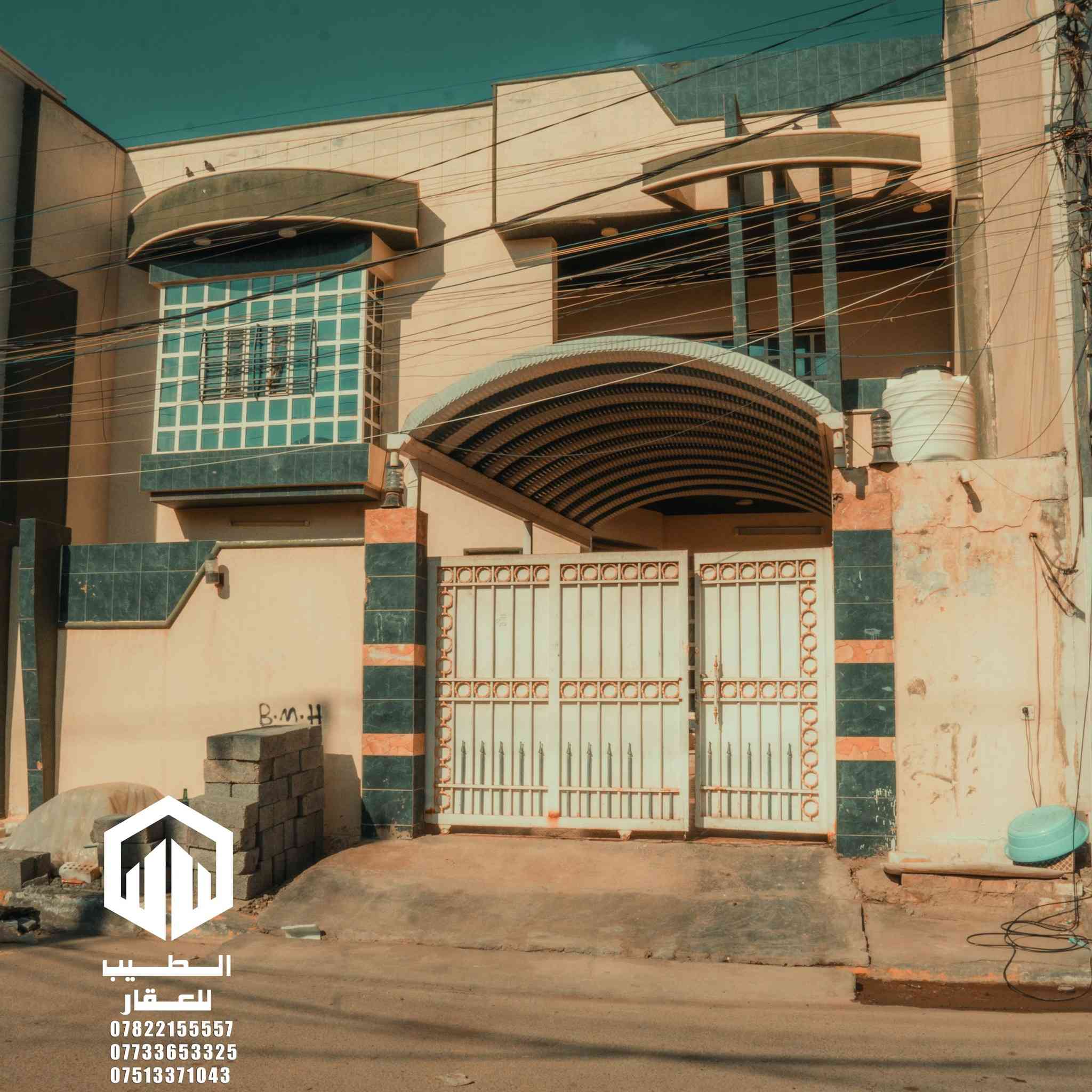 بيت للبيع قرب سيطرة الموظفين في الفلوجة ​

الموقع: مطل على شارع المحيط وشارع لحولي شارع ١٢ مقابل الفرع لأسواق عطوفه لاولى بالقرب من جامع النبي يوسف

المساحة: 288 متر

الواجهة: 12 متر

النزال: 24 متر

الشارع: 12 متر

الطابق الأرضي: استقبال، صالة، غرفتان نوم، حمام، ومنور

الطابق الثاني: نفس تقسيم الطابق الأرضي (استقبال/صالة أو هول، غرفتان، حمام، ومنور)

بناء سنة 2012، بحالة إنشائية جيدة 

​

نوع الملك: سند طابو صرف بإسم شخص واحد

السعر المطلوب:  500 مليون وبيه مجال

للإستفسار مراجعة 

مكتب_الطيب_للعقار

عنوان المكتب : مجاور مجمع الشفاء- مقابل دائرة الكهرباء

للاتصال : 

***********

***********

***********
