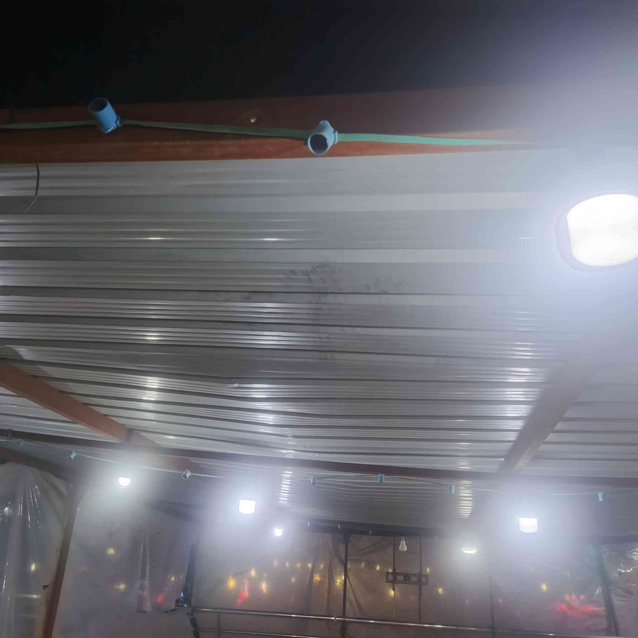 سقفيه الطول 9 في 6 وميوزه انمنيوم. وحد 5 امتار واحد 2 متر لتواصل
*********** لتواصل اتصال
