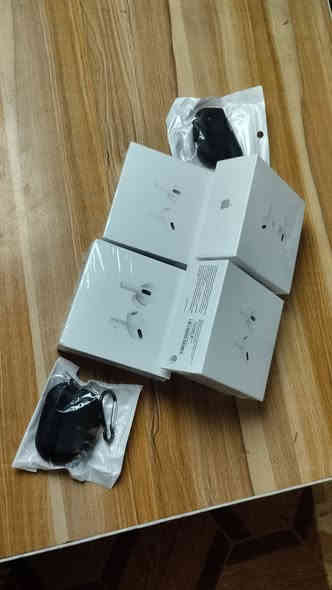 السلام عليكم شلعة ايربود ابل الجيل الثالث او الثاني اعتقد شوف التفاصيل وقيم واخذهن بالعافية بعدهن بالسلفون
*********** واتساب ويوجد شلعات كل شي عندي اجهزة طبية وتيفي بوكس وايربودات وساعات انواعها واحذية رياضية الاصلي ماركات نايك وبومة وغيرها وادريسات وملابس وجنط كلها ماركات امزون الاصلي
