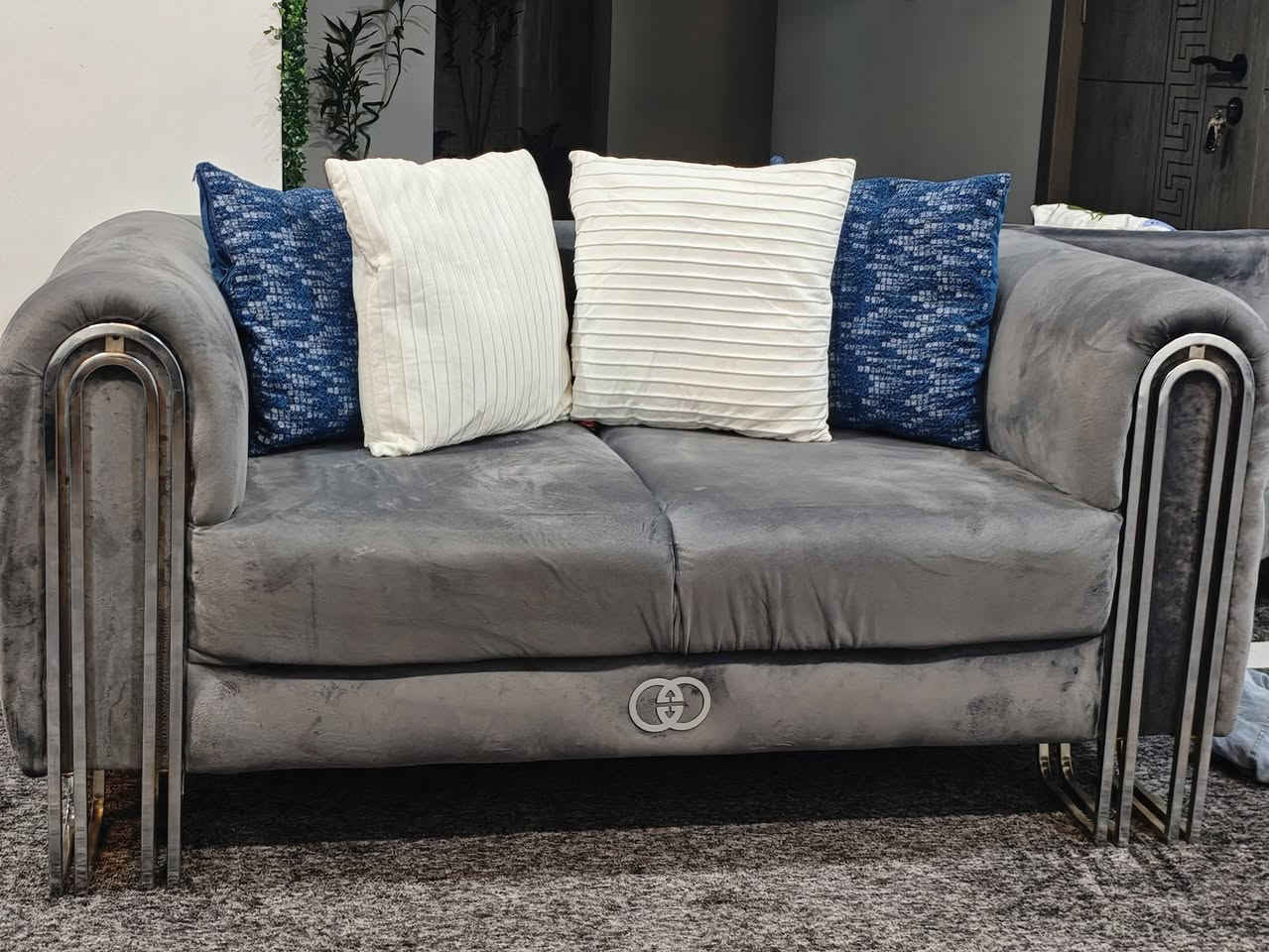 تخم وماصات نظيف جدا للبيع
9 مقعد ثلاثية و ثنائية و اربعه مفردة  
اسفنج المميز ما ينزل بعده بالضمان 
سيت ماصات تركي زجاجي و خشب 
السعر جميعهم
450 الف 
العنوان 
بابل حي الاسكان 
***********
