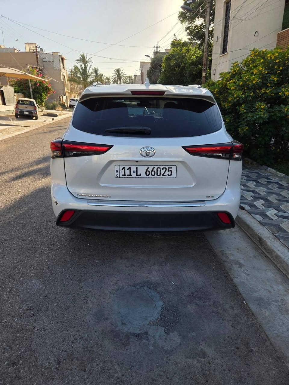 🚗 للبيع: تويوتا هايلندر XLE 6V 2022
✨ التفاصيل:
- محرك: V6 بنزين 3.5 لتر
- فئة xle فل مواصفات
- اللون: أبيض صدفي
- رقم: بغداد 
- الممشى: 90000 كم

🛋️ المواصفات:
- 7 راكب
- داخل Vip لون بيجي مميز 
- تدفئة كشنات
- سلايد (فتحة سقف)
- صندوق كهرباء
- شاشة وسطية كبيرة + نظام صوتي
- كاميرا خلفية 
- رادار أمامي + رادار جانبي + رادار خلفي 
- لايت زنون + لايت أوتو
- مرايا كهرباء 
- ويل كب
- بردات جانبية
- بصمة تشغيل + دخول ذكي
- مثبت سرعة + نظام أمان كامل (Toyota Safety Sense)
-كتاب تضليل  50%
-رقم بغداد الجديد تحويل مباشر 
السعر : ٣٦٠ وبي مجال 
📍 الموقع: بغداد  الكرخ

🔥 السيارة وارد امريكي (فقط صبغ دعاميه ) 
📞 ***********
