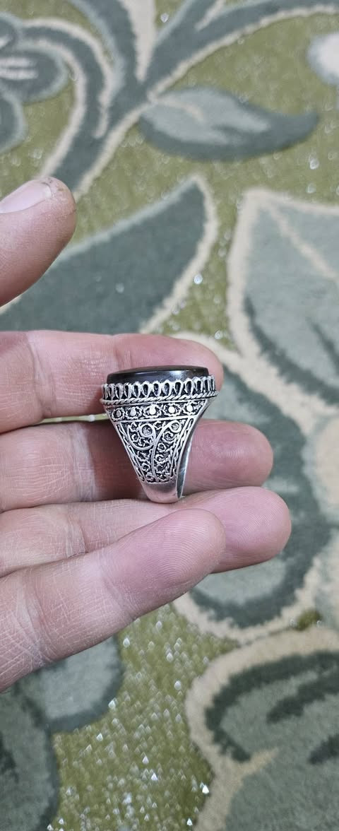 خاتم صياغة يدوية مختوم فضة 925 موضحة بالصورة عباس اباد الافغاني الاصلي مو الايراني  من الجهتين دعاء السحر والحسد وزن ثقيل صياغة قديمة قياس 28
السعر 40 الف يوجد توصيل تحويل رصيد ابو الخمسة متواجد خاص.واتساب ***********

