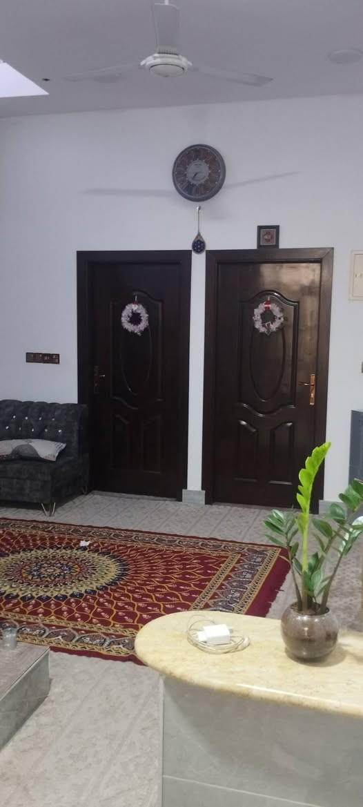 السلام عليكم بيت للبيع مساحه 110 رقم بلديه راعين بيه معامله غرفتين وهول وديوانيه ومطبخ بيت بناء حديث 2025 السعر 75 وبيه مجال قليل ت ***********
