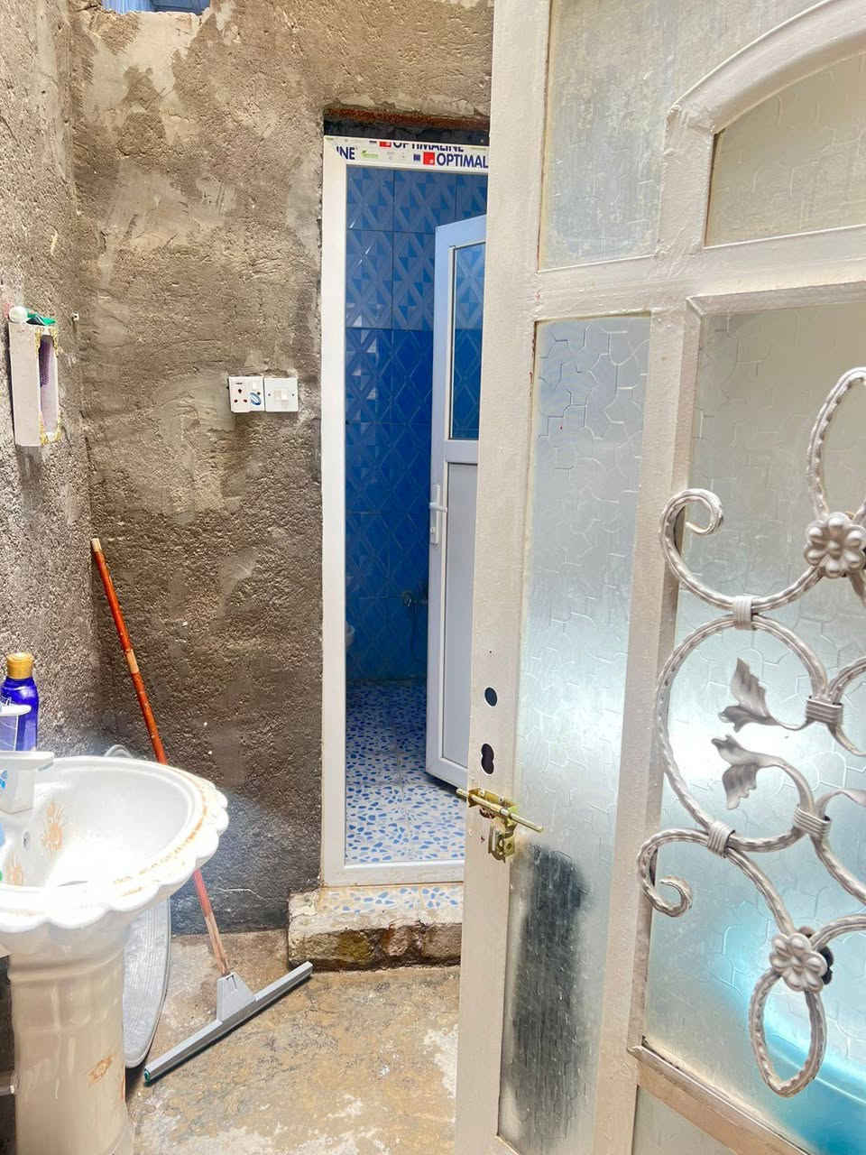 السلام عليكم بيت للبيع مساحة ١٠٠متر مربع يحتوي مطبخ حار وبارد معزولين وصاله وكلدور وغرفه ومجمع صحيات وبيتونه وصحيات خارجيه  بناءصب كونكريت بناء حديث 
العنوان ابو خستاوي شارع سيد علي قرب ملعب ابو عادل 
السعر٤٥ وبي مجال 
الشارع ييه مشروع مجاري
للاستفسار***********
