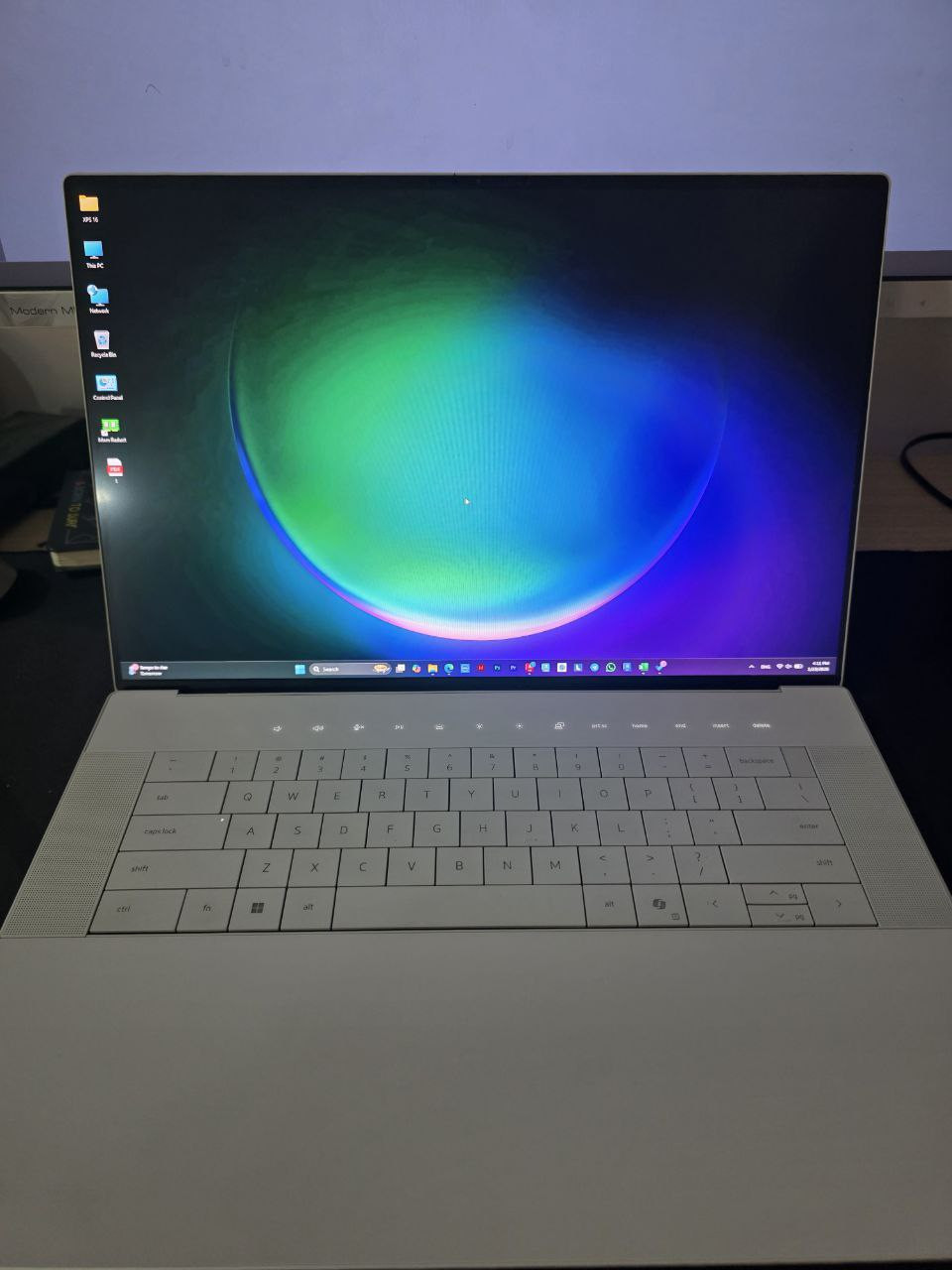 وحش التصميم والمونتاج dell xps 16

المعالج: Intel Core Ultra 7-155H (يحتوي على 16 نواة وتصل سرعته إلى 4.8 GHz) - أداء مذهل في المونتاج والبرمجة والذكاء الاصطناعي.

الشاشة: 16.3 بوصة بدقة +FHD (1920x1200) بتقنية InfinityEdge (حواف شبه معدومة).

الذاكرة (RAM): سعة 16GB من نوع DDR5 السريع جداً.

التخزين: 1TB SSD NVMe

المميزات الإضافية: لوحة مفاتيح تعمل باللمس (Touch Function Row)، تصميم من الألمنيوم المصقول، وصوت نقي جداً.

السعر 1.900.000 مليون وتسعمائة وبي مجال

***********
