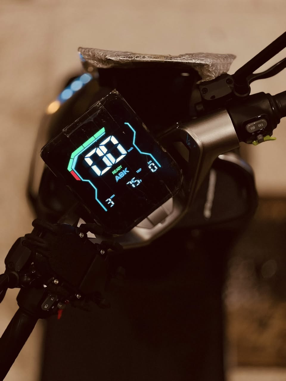 السلام عليكم
دراجه ABK 
ملف 2000W
بطاريه ليثيوم 72V,30A
تمشيك مسافه 80 KM
صارلها اقل من شهر ول وصل موجود 
مكاني بغداد / حي العامل 
للاستفسار ***********
