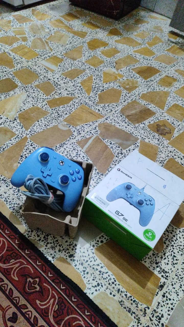 للبيع: Xbox One S بحالة ممتازة
المواصفات الأساسية:
نوع الجهاز: Xbox One S باللون الأبيض كما يظهر في "IMG-20260514-WA0001.jpg".
المساحة التخزينية: 1 تيرابايت (توفر مساحة كبيرة للألعاب الضخمة والتحديثات).
الملحقات: يأتي مع سلك الطاقة الموضح في
معه يده ذكيه للعاب  القويه  ***********
