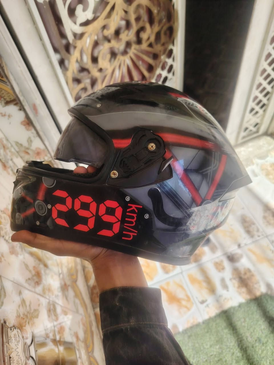 سلام عليكم شباب خوذه البيع قيم وخذ مكاني ناصريه مركز حي الشهداء رقم ***********
