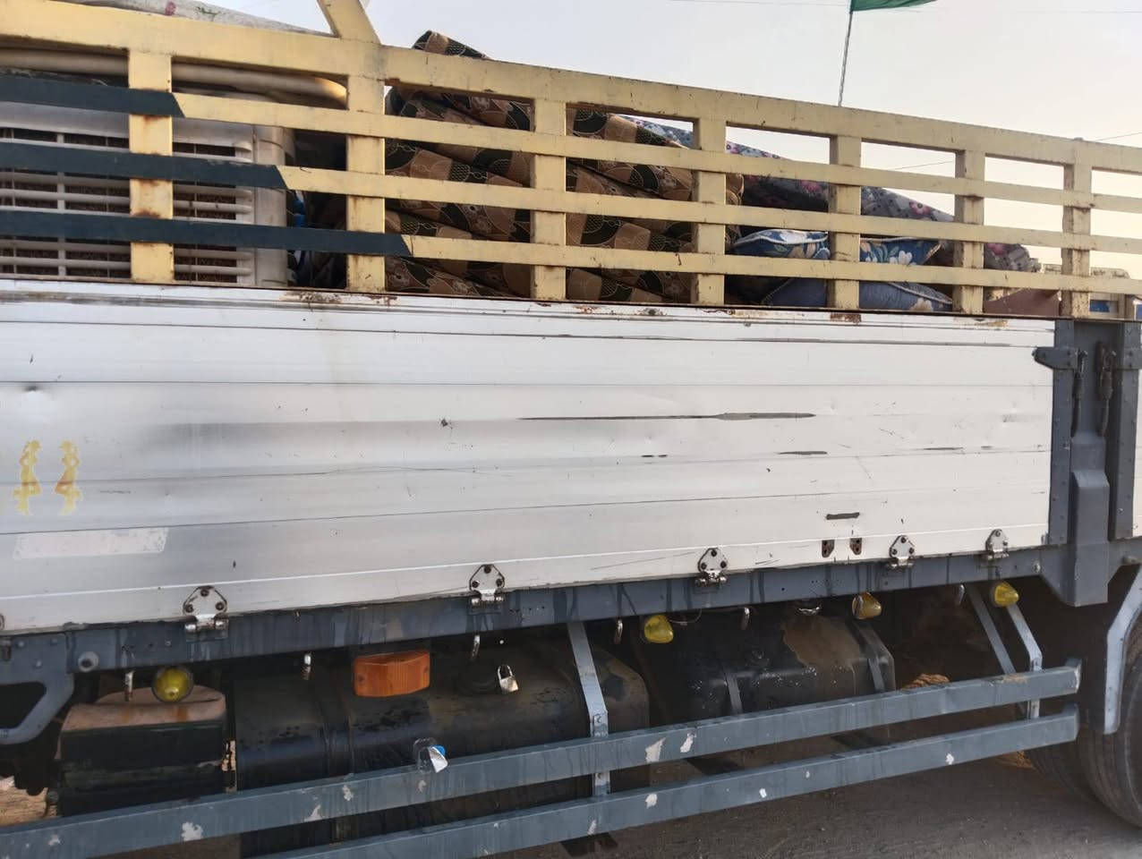 هينو طيره البيع طول سته وربع بلاد مكينه 70 سوبر لا تبخير ولا تنقيص طخم تاير حداديه كهرابايات كامله السياره وجاهزه العمل رقم بصره بسم راعيها مكان الناصرية رقم الهاتف ***********
