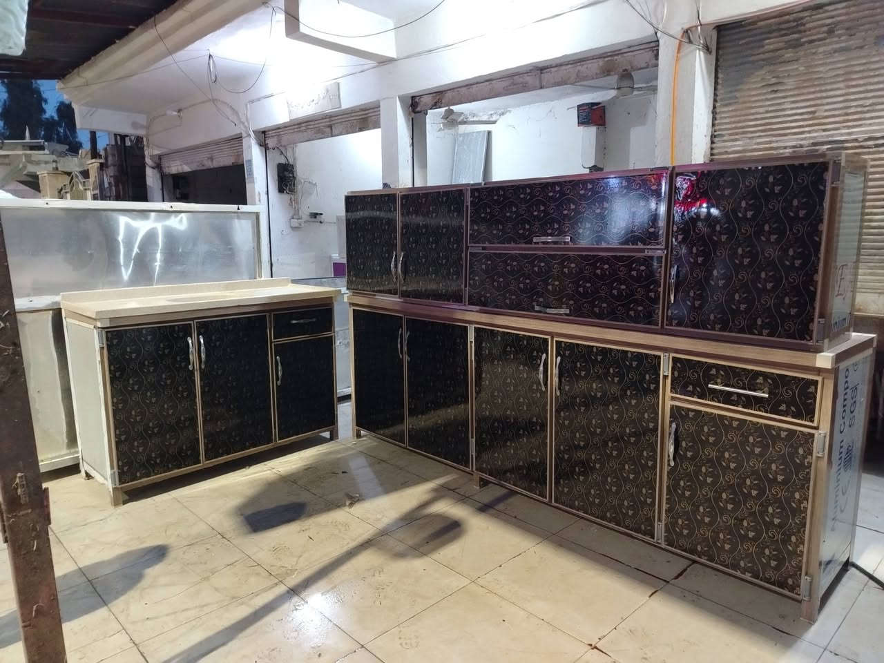 للبيع كونتر ارضى ملحق مترين نص نضيف سنك متر ٣٠ سم كرانيت  سعر ٣٢٠ بي مجال *********** اسيا *********** مكان رشيديه
