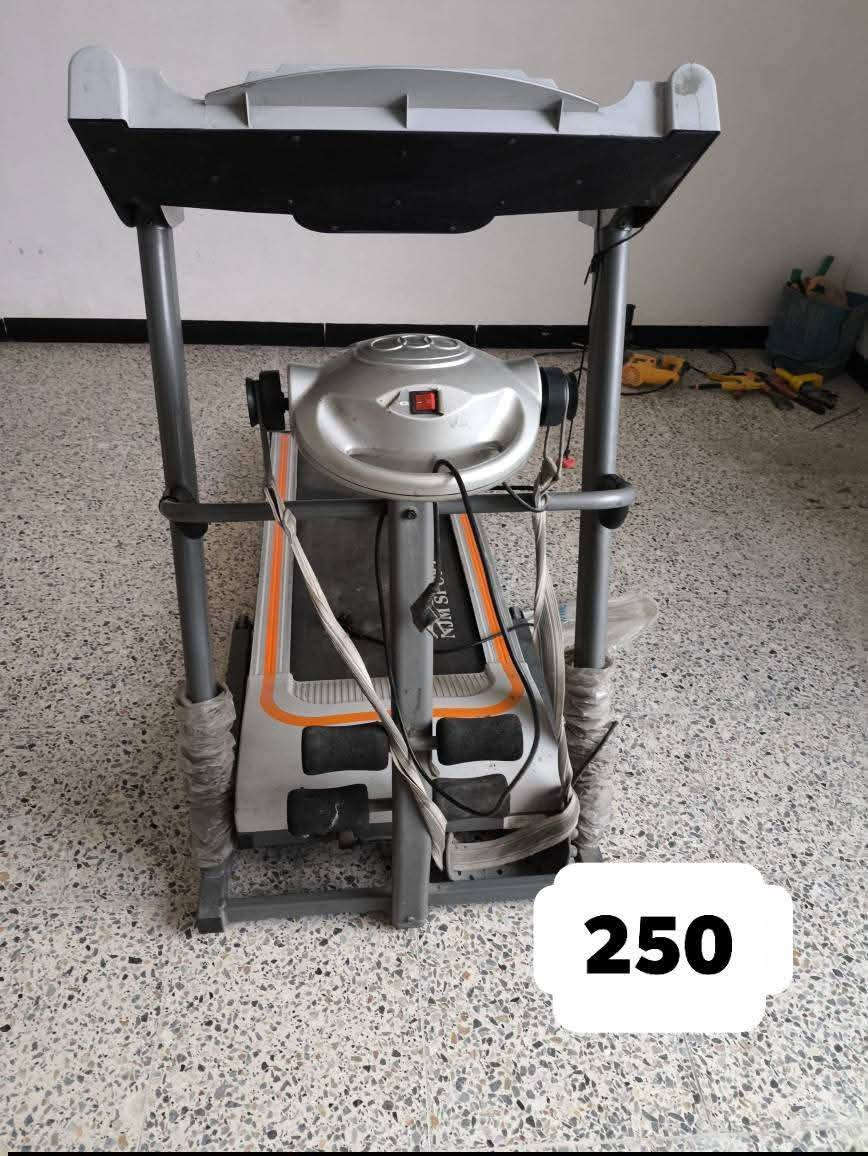 جهاز رياضة (جري ) يتحمل 180 كيلو
مستخدم قليل نضيف كلش 
وياه جهاز هزاز 
السعر 250 وبيه مجال قليل 
مكاني الكرغولية خلف البانزين خانة 
الرقم ***********

