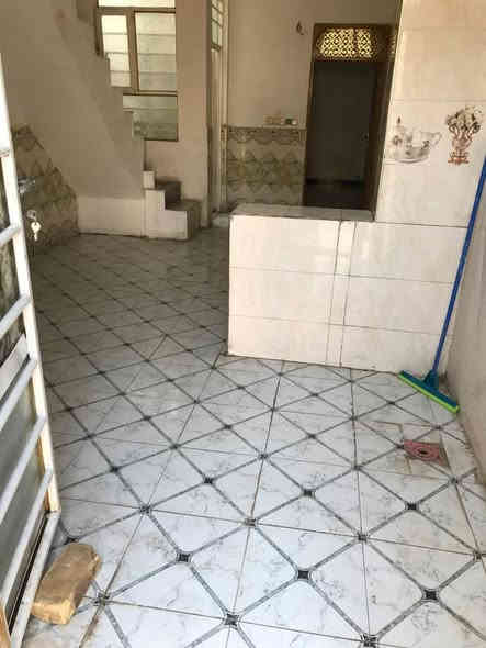 السلام عليكم 
دار زراعي مساحه 50م شارع بعرض 15م. اساس و سقف كونكريت عالي عن الشارع نضيف جداً كهرباء ماء سيراميك كامل البيت من كلشي. 
العنوان شارع المطحنه مقابيل قرية الغدير السعر 20 مليون ***********
