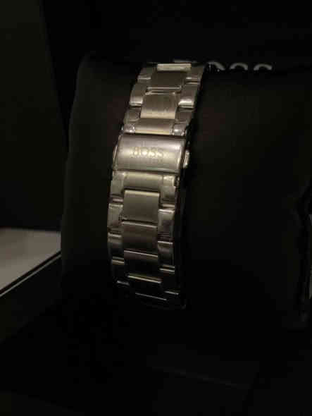 السلام عليكم.......
ساعة BOSS براند الماني بطارية مكينة ياباني 
نافذة للعرض التاريخ 
سناتر شغالة 
أميال وأرقام فسفوري 
نظام ٢٤ساعة 
القطر ٤٤
مقاوم للماء ٥٠م 
سير حديد ستانلس ستيل معلم 
جديد غير مستعمل مع العلبة الاصلية وبطاقة الضمان 
السعر ١٠٠الف 
يوجد توصيل ***********
