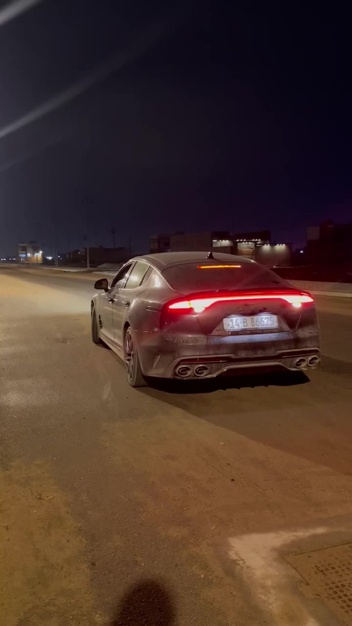 ستينكر للبيع كلين بدون حادث فقط كلير و صار بيها اهنا كم شخط قصير  السيارة
ما متعوبة دهن كلة اصلي من شركة موتل باقي التفاصيل على الرقم ***********
صور امريكا و رقم الشاصي باالصور
كيا ستينجر GT-Line (محرك 2.5L Turbo)
• المحرك: 4 سلندر، سعة 2.5 لتر توربو (Turbocharged).
• القوة الحصانية: تقريباً 300 حصان.
• ناقل الحركة: أوتوماتيك 8 سرعات مع تبديل من المقود  شفتات ستيرن (Paddles Shifters).
• نظام الدفع: دفع خلفي (RWD).
المواصفات الخارجية (GT-Line):
• تصميم رياضي مميز.
• إضاءة LED كاملة (أمامية وخلفية).
• مخارج عادم (صالنصات) رباعية تعطي مظهراً هجومياً.
المقصورة والتقنيات:
• كراسي جلد مع تدفئة رياضية مع شعار GT-Line.
• شاشة لمس كبيرة تدعم Apple CarPlay و Android Auto.
• نظام ملاحة (نفيجيشن) متطور.
• كاميرا خلفية مع حساسات ركن خلفية.
• تشغيل بصمة وتشغيل عن بُعد.
• نظام تكييف أوتوماتيكي مزدوج المناطق.
.رادارات و تحديد مسار و قيادة شبه ذاتية
