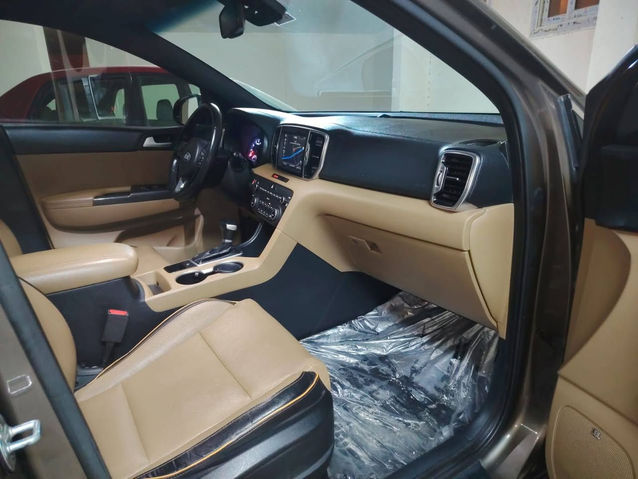 Kia Sportage 2019
 High Line
كيا سبورتاج موديل 2019
هاي لاين بصمه و بانوراما
فابريكه بالكامل من الداخل و الخارج
رشه اكصدام خلفي فقط
عداد 110 الف
رخصه سنه مرور مصر الجديده
بدون توكيلات القاهرة, مصر


**إذا كنت صاحب هذا الإعلان وتريد حذفه لأي سبب، رجاءا أرسل رسالة إلى الدعم الفني**