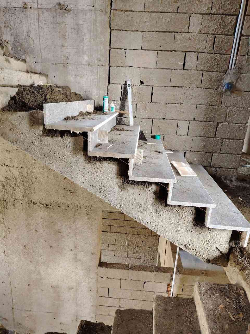 ستاذ سراميك نشتغل بسعر مناسب شغل هندسي ليزة نشغل شرط للتواصل واتساب ***********
***********
