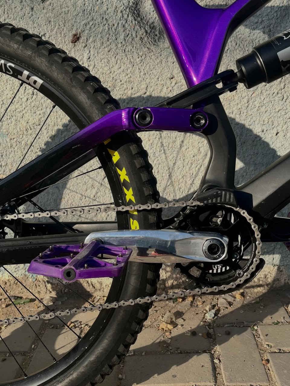 Canyon torque cf8 modified custom 
الفريم 27.5 M كاربون والجزء الخلفي المنيوم
Free ride/ enduro
السستم sram gx eagle 
الكرنك sram gx chrome custom 
البريكات magura mt7 pro carbon
الدبل الامامي fox 36 elite performance 180mm
الدبل الخلفي fox float x2 performance 
الويالة dt swiss E1700 30mm
البطيخات dt swiss ratchet system 
دروبر سيت fox transfer 
الستيرن renthal fatbra carbon
الركبة joystick 
الهيدست hope مع سبيسرز sixpack 
المقعد SDG GRAVITY 
درع الزنجيل والصينية e*thirteen
قبضات odi
الدراجة كلش نظيفة وفوك ما هية كلش قوية ايضاً مزوده وفرق عن الستوك باضعاف
للاستفسار والحجز خاص او ***********
