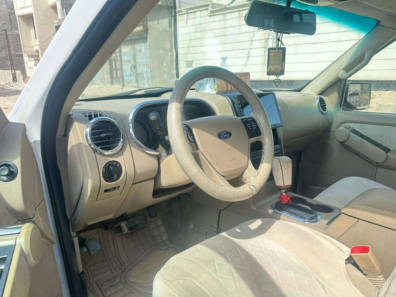 فورد اكسبلور 2008 خليجي 6سلندر حجم محرك 4000 مكفولة. كفالة عامة شركة نيفا  سيارة جاهزة  جديدة تبريد 3 قطع 
7 راكب  ترايك وين ماتريد سيارة عائلية ومال بيت ماشيه 260 كيلو  رقم الماني طويل  جديداربيل  سنوية تنتهي بل 2028شهر 4 اي استفسار اتصل وبخدمتكم ***********
انة مكاني البصرة علما سعرها 110 وبيها مجال
ملاحظة الكير مفتوح
