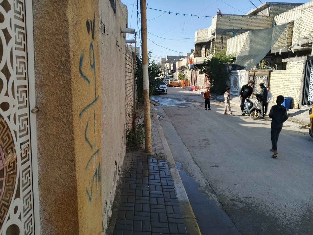 سلام عليكم بيت للبيع طابو زراعي سند 25 الرئاسه شارع عشرين شارع الساده خامس فرع ع اليمنه البيت كامل مابي نقص 100 متر واحهة 6.5 ونزال 16 استقبال ومطبخ بالوجه مو طولانيه المرغوبه والمنطقه كلها هيج مقسمه مشموله بالتطويب ومرقمه من الدوله طابق واحد مطبخ واستقبال وصاله چبيرة وصحيات وغرفه ع عرض البيت بالاخير رقمي هذا للااستفسار اكثر *********** سعر البيت 85 وبي مجال انشالله كل التفاصيل مذكورة رقمي مابي واتساب اكرر مابي واتساب مراسه ع الخاص او الاتصال ع الرقم
