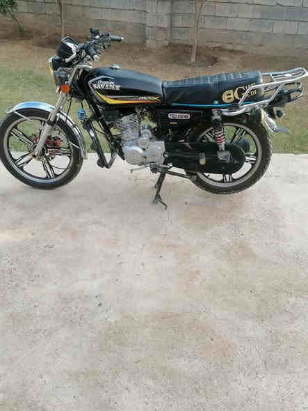 سلام عليكم دراجه سيفان ٢٢ محدثه ٢٣ دراجه كامله ما بيها اي نقص لا تنقيص ولا تبخير أوراق كامله الدراجه تخم تاير جديد باتري وكابريتر كله جديد شلعه ومعدل فول كامله صالنصه رياضي  ماشيه قليل جداً اخت الزيرو محرك مكفول ممفتوح كهربائيات كلها شغاله دراجه نكره سلف شغل واطلع متصرف دينار عليها شرط أحلا من الصور السعر خاص *********** واتساب
