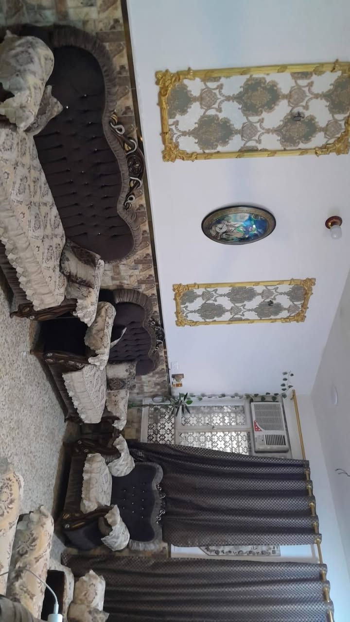 بيت مساحه ١٠٠ بالامين الثانيه السده جديده طابقين يحتوي طابق الاول على صحيات عدد ثنين واستقبال ومطبخ وغرفه ويحتوي طابق الثاني ع صحيات وغرفتين ومطبخ وبي سطحين للإستفسار اكثر  على رقم ***********
