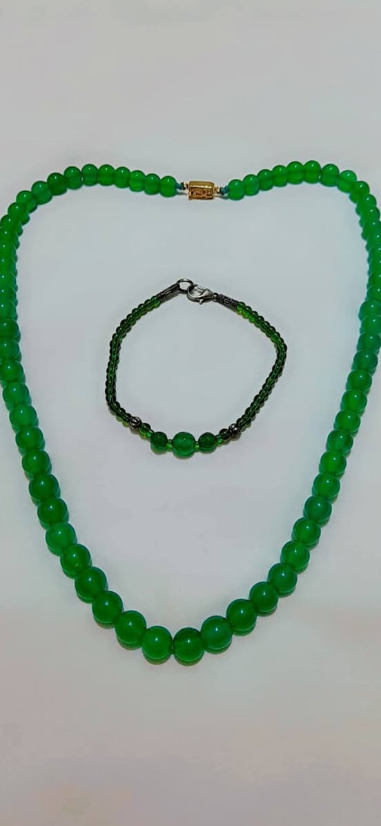 عقد نادر  مع سوار من حجر ( الزمرد ) الاصلي و بدزاين فكتوري منتظم و متسلسل الحبات  ، الوزن الصافي 60 غم ،،
***********    واتساب
