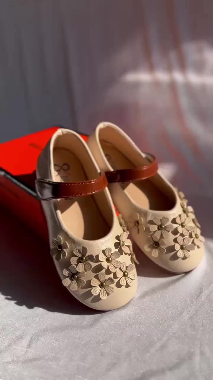 أناقة صغيرة… بتفاصيل تخطف القلب 🤍🌼”
حذاء بناتي ناعم بلون أوف وايت مع ورود أنيقة ولمسة جلد بني فخمة ✨
خفيف ومريح ومثالي للمشاوير والمناسبات 👧🏻💫

📏 القياسات: من 21 إلى 30
💰 السعر: 17 فقط

دللي أميرتك بأناقة تليق فيها 🤍
الكمية محدودة 
 #ترند #أحذية_كوت #سنتر_علي_هادي #مجمع_جنائن_واسط #سنتر_علي_هادي_للأحذية #إطلالتك #شوز_بناتي #تريند #اكبر #مودالات #موديلاتنا


**إذا كنت صاحب هذا الإعلان وتريد حذفه لأي سبب، رجاءا أرسل رسالة إلى الدعم الفني**