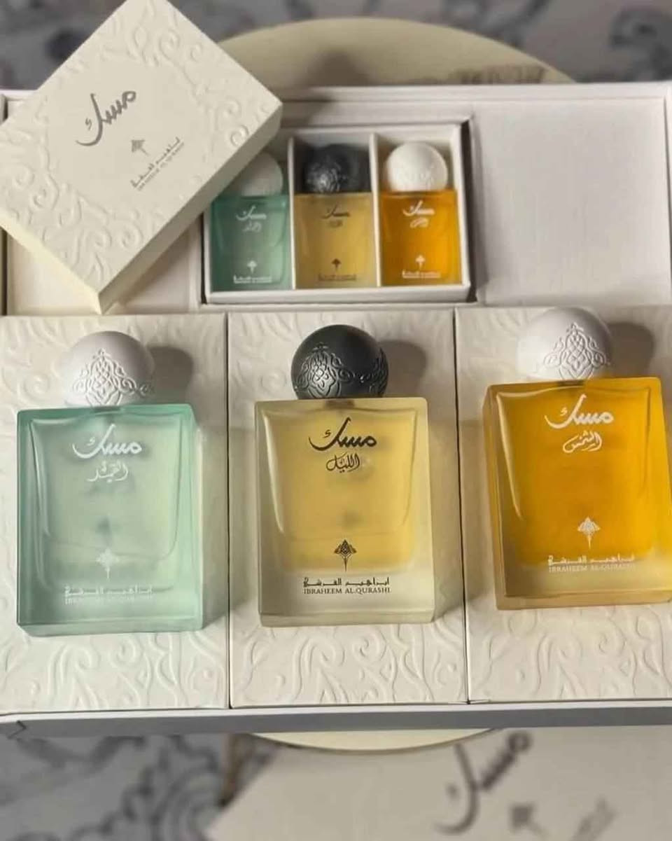 ⁨ سيت مسك ابراهيم القرشي لكلا الجنسين Ibraheem Al Qurashi Musk Perfume Set Unisex 🩵🫧🍬 
يتضمن 6 عطور متنوعة بروائح مميزة وغنية. 
♡  الحجم الكبير 3 قطع 75ml 
♡ حجم ميني 3 قطع 10ml 
النـوتـات العطرية :
- مسك الليل : 😔🌠
البرغموت، الكشمش الأسود، التفاح
خشب الأرز، الباتشولي، الكراميل
المسك، العنبر، الرمان
مسك الشمس : ☀🥹
القرفة، الهيل، زهر البرتقال، البرغموت.
 البوربون، الإليمي، الفانيليا.اللوز الحلو، المسك، الأمبروكسان، خشب الغاياك.
مسك القمر : 🌙💋
الليتشي، الراوند، البرغموت، جوزة الطيب. الورد التركي، الفاوانيا، المسك، الفانيليا، البتاليا. الكشميران، البخور، خشب الأرز، نجيل الهند الهايتي بغداد, العراق


**إذا كنت صاحب هذا الإعلان وتريد حذفه لأي سبب، رجاءا أرسل رسالة إلى الدعم الفني**