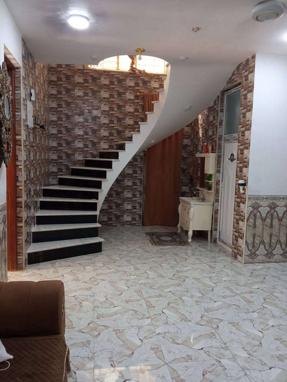 بيت للبيع
بيت للبيع//طابو زراعي//سند 25
المساحه//////   200  م
الواجهه//10م ،،،،،،،،النزال//20م
غرفة نوم//2 
كليدور  
مطبخ  
استقبال  
مجمع صحيات//2
حديقه
كراج  
خدمات جاهزه//ماء وكهرباء وخط مولده وانترنيت ومدارس 
العنوان//
شارع 80 //شارع شريفه الجديد مقابل ملعب نوارس محيزم 
الاتصال//
***********
***********
مكتب عالم التطور للعقار 
بإدارة//أوس المرشدي للعقار 
عنوان المكتب//شارع 80 شارع شريفه الجديد مقابل ملعب نوارس محيزم
