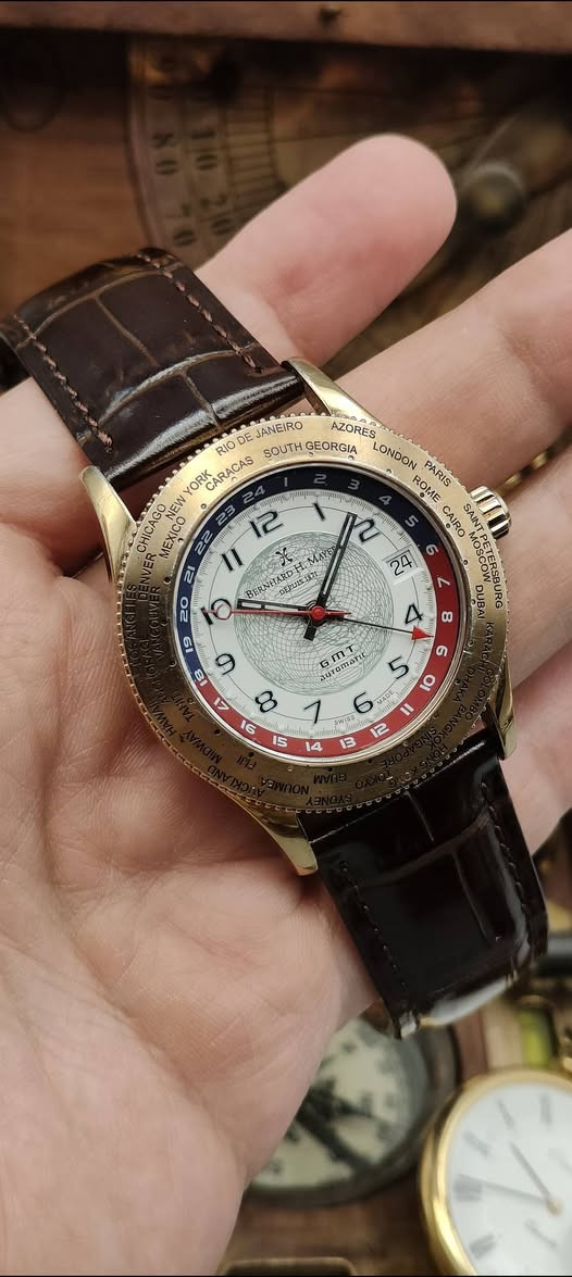 بسم الله الرحمن الرحيم ... 🌿
🇨🇭 BERNHARD H.MAYER 🇨🇭
ساعة ( اجماير ) #جي_ام_تي
 لمتد اصدار محدود
المنشأ #سويسري #اصلي
قطعة مستخدمة شغالة مضبوط
اوتوماتيك 25 حجر
سير مستبدل البك اصلي
يوجد خدوش على البك
قطر 40mm
🚛 يوجد توصيل الى جميع محافظات العراق 🚛


**إذا كنت صاحب هذا الإعلان وتريد حذفه لأي سبب، رجاءا أرسل رسالة إلى الدعم الفني**