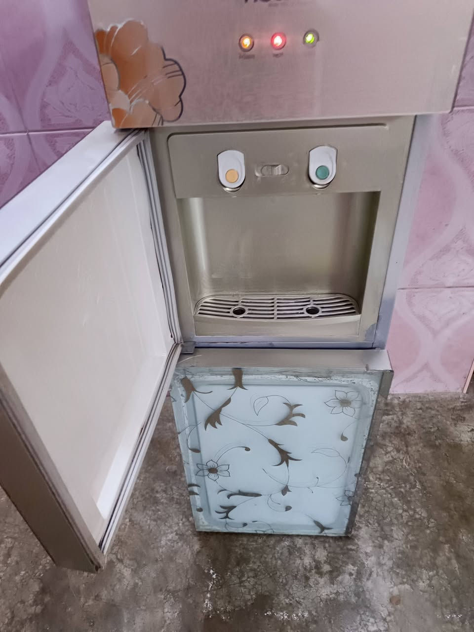 براد شغال بشرط حار بارد ثلاجه كل عيب مابيه سعر 60 وبيه مجال مكاني كركوك حي عسكري شراي اتصل ***********
