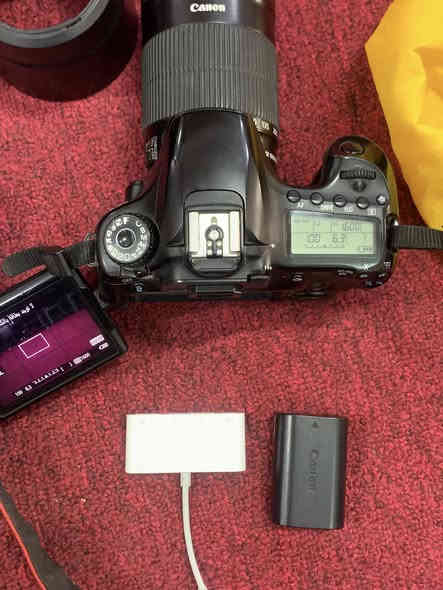 مع عدسة 55-250عدسة راقية جداً

 وبطاريتين 

وادابتر نقل الصور 

وهود امزون 

وجنطة 

سعرها 350 وبيها مجال 

***********
