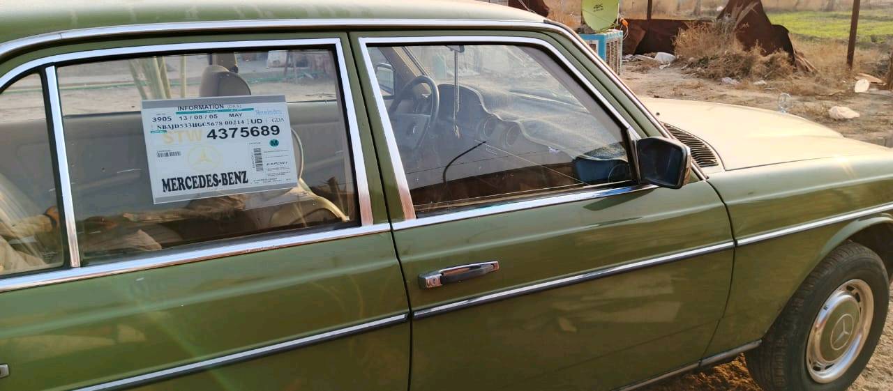 هذه سيارة مرسيدس-بنز موديل 230E بلون أخضر مميز. السيارة بحالة جيدة وتتمتع بمقصورة فسيحة ومريحة. الداخلية نظيفة والمحرك يعمل بشكل ممتاز. يمكن الاعتماد عليها في جميع الظروف، وتعد خياراً رائعاً لمن يبحث عن كلاسيكية المرسيدس.

الموقع: العراق.