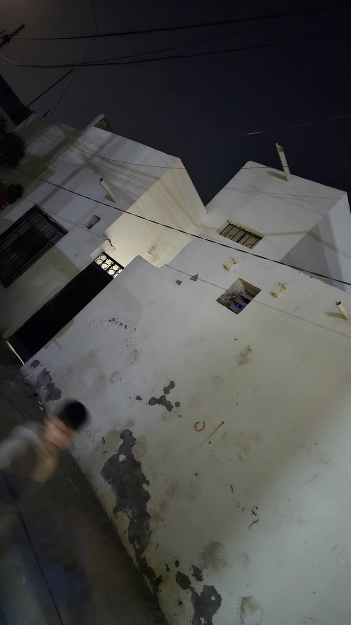 بيت طابو صرف للبيع مساحته ١٢٠ ترميم جديد بلخصيمه خلف المركز يحتوي على غرفتين وصاله واستقبال ومطبخ وصحيات خارجيه وداخليه التفاصيل اكثر اتصل ع الرقم ***********
