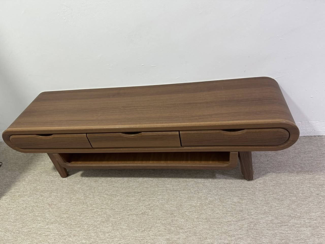 سڵاو ئەم مێزی تی ڤییە بۆ فرۆشتن زۆر تازەیە و یەک شوختیشی پێوە نییە بەدیاری بۆم هاتووە ڕەنگی لەگەڵ ماڵەکەم ناگونجێت.
نرخی ٥٨٠٠٠و کەمێک مەعامەلە


**إذا كنت صاحب هذا الإعلان وتريد حذفه لأي سبب، رجاءا أرسل رسالة إلى الدعم الفني**