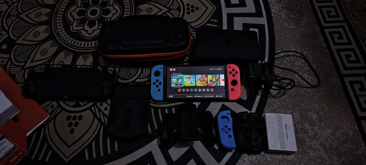 السلام عليكم 
اخوان عندي سويتج اوليد ما مهكر 
غراضه كامله وحتى كارتونه موجوده 
وياه جنطه مالته 

سعره 300 وبي مجال للشراي مستعجل على البيعه 
للتواصل واتساب 
***********
