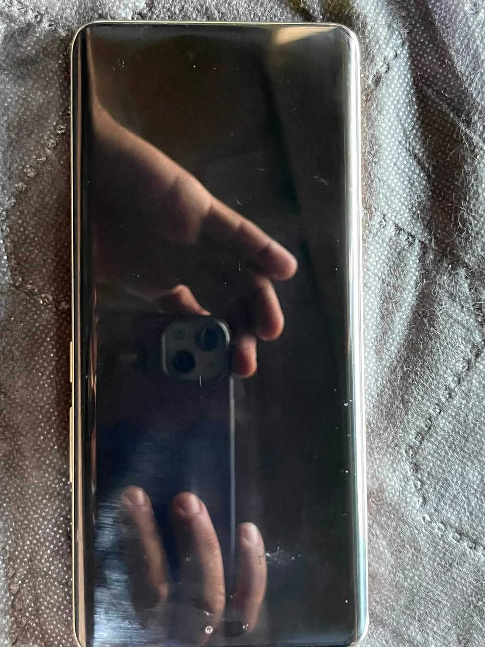 سلام عليكم 
يوجد هنر x9c
لون برتقالي 
ذ ٢٥٦
مراوس بايفون 
***********
