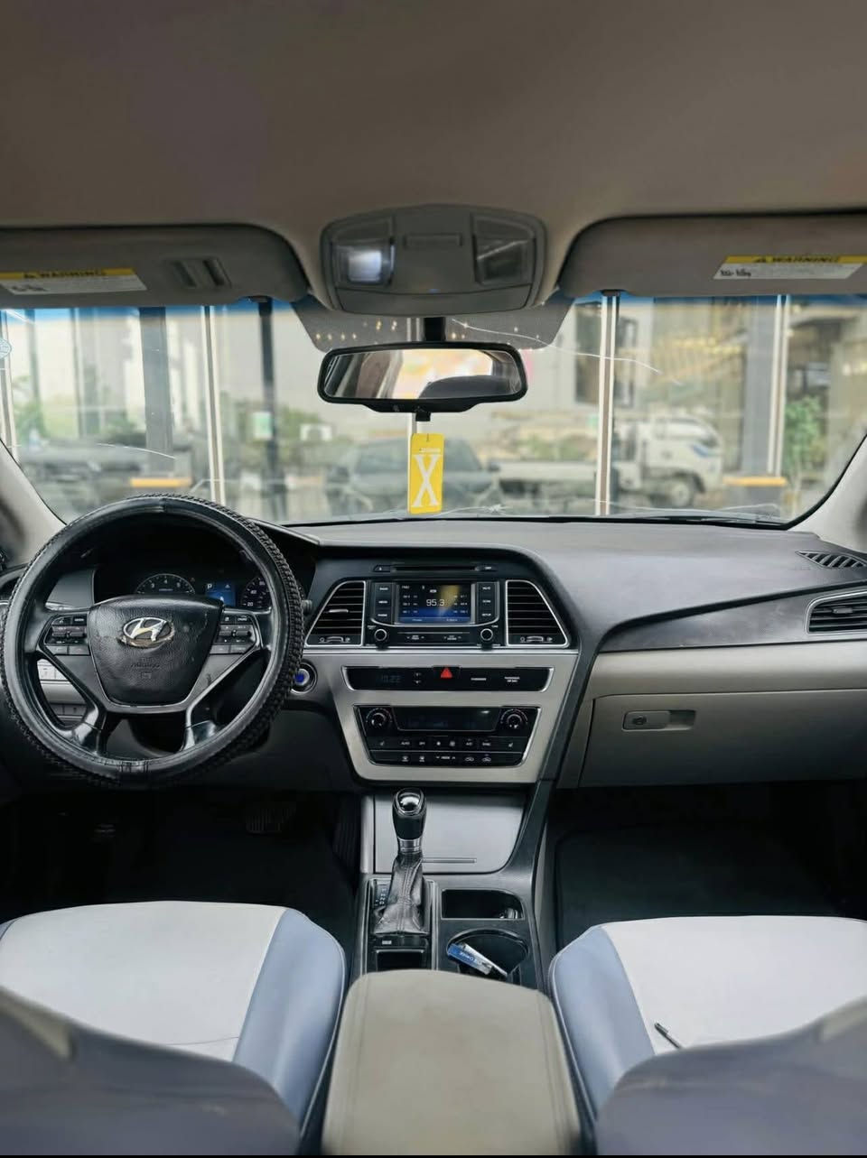 للبيع سوناتا 2015 سـبورت فول 1/1 عدا فتحة
السيارة حادثها فقط بنيد بدون دواخل شرط
وبيها كلير بل صفحة مال العبري من امريكا بدون لا فتح ولا معجون ولا داخل شرط ليبل واحد 
( بدون ايرباك )
رقم دهوك انكليزي مداور ثاني يوم (باسمي)
السيارة شادلها منظومة مال غاز هم
- مواصفات السيارة 1/1 عدا فتحة
- بصمة تشغيل
- بصمة ابواب
- بصمة جنطة
- نظام ترحيب عند الاقتراب
- كشنات امامية تدفئة
- كشنات خلفية تدفئة
- تبريد ابيانو
- سستم نيكل كامل
- شاشة
- كامرة خلفية دوارة
- ويل اكروم
- كشنات كهربائية
- دبل اكزوم خلفي
1- مكينه  2400  لمرغوب وضع الشركه 
2- كير  وتماتيك وعادي ATMالمرغوب 
3-  نضام عدم الازعاج بلتبريد  يعني اذا اجاك تصال ينصه صوته ويرجه لوضعه عند انهاء التصال تبريد امامي منفصل  تتحكم  بلبروده  مال سائق والصدر 
4-  حساس امطار 
5- شاشه بلدشبول لاضهار الاعطال 
6-   3  وضعيات للقياده
7-  اناره واشاره ترحيب عند القترات 
8- سمارت روز يعني تثبيت السرعه ذكي 
9- سماعات 10 مضخم صوت 
10- الايت نضام  highbeam  يعني تصعد وتنزل العدسه معى الطريق وتماتيك
11- حساس تايرات   +تخم تاير جديد 
12-نضام ABS مانع انزلاق
13-مري تعميم ضد الاضائه العاليه  + بلو لينك + باب كراج +  مكالمه طوارئ
14- نضام الملاحه
15-  انضمه للقياده  SPORT   و  ECO  اقتصادي   
 وسبورت عادي وتفاعلي 
16- تحديد موقع السياره  GBS
17-مخارج شاحنه   وبلوتوث و USb
18- حاكيه بلاديه
سيارة جداً حلوة ونظيفة ومابيها نواقص 
السعر 112 وبيها مجال بسيط بسيط بسيط
***********
