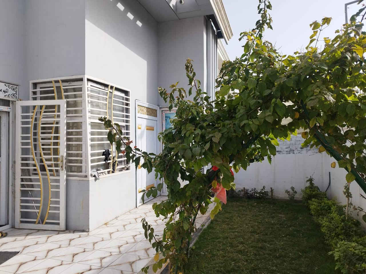 دار للبيع
مجمع السلام السكني  بيع اقساط او نقد بيت 200م بمجمع السلام السكني عمود واحد وتنزل موقع مميز ركن على ساحه صب كونكريت بناء طابوق جمهوري طابق ونص 3 غرف نوم و مطبخ حار وبارد وصاله 8*4 واستقبال 6*4 وصحيات داخل وخارج وحديقة البيت مطلوب 54 للمصرف بالشهر تسديد 450
 من الديه غربه المراواس في حي القدس او الانصار التواصل معنا. في مكتب أياد للوساطة العقارية 
       ***********
       ***********
ابو علي البؤرضا 
ابو سيف الجنابي
