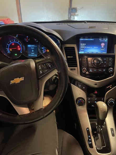 السلام عليكم شوفرليت كروز 2013 فئة RS
وارد امريكي محرك 1400 توربو 
مواصفاتها حلوة مو عادية 
شاشة جبيرة بلادية 
كاميرة خلفية 
كشن السايق كهرباء 
ويل كب حجم 17 
حساس ضغط اطارات 
منظومة led 
مثبت سرعة 
تحكم ستيرن فول 
مانع انزلاق 
شاشة اعطال 
مراية وسطية معتمة
تبريد ثلج ومنظومة تبريد كاملة جديدة
مي الراديتر ودهن وفلاتر تبريد وشوتة كلة جديد  
كير ومحرك ممتازات حادثها خلفي ب امريكا وهنا بيها كم قطعة صبغ 
رقم بغداد ب اسمي 
السعر 75 وبي مجال كلش بسيط 
مكاني بغداد الزعفرانية
***********
