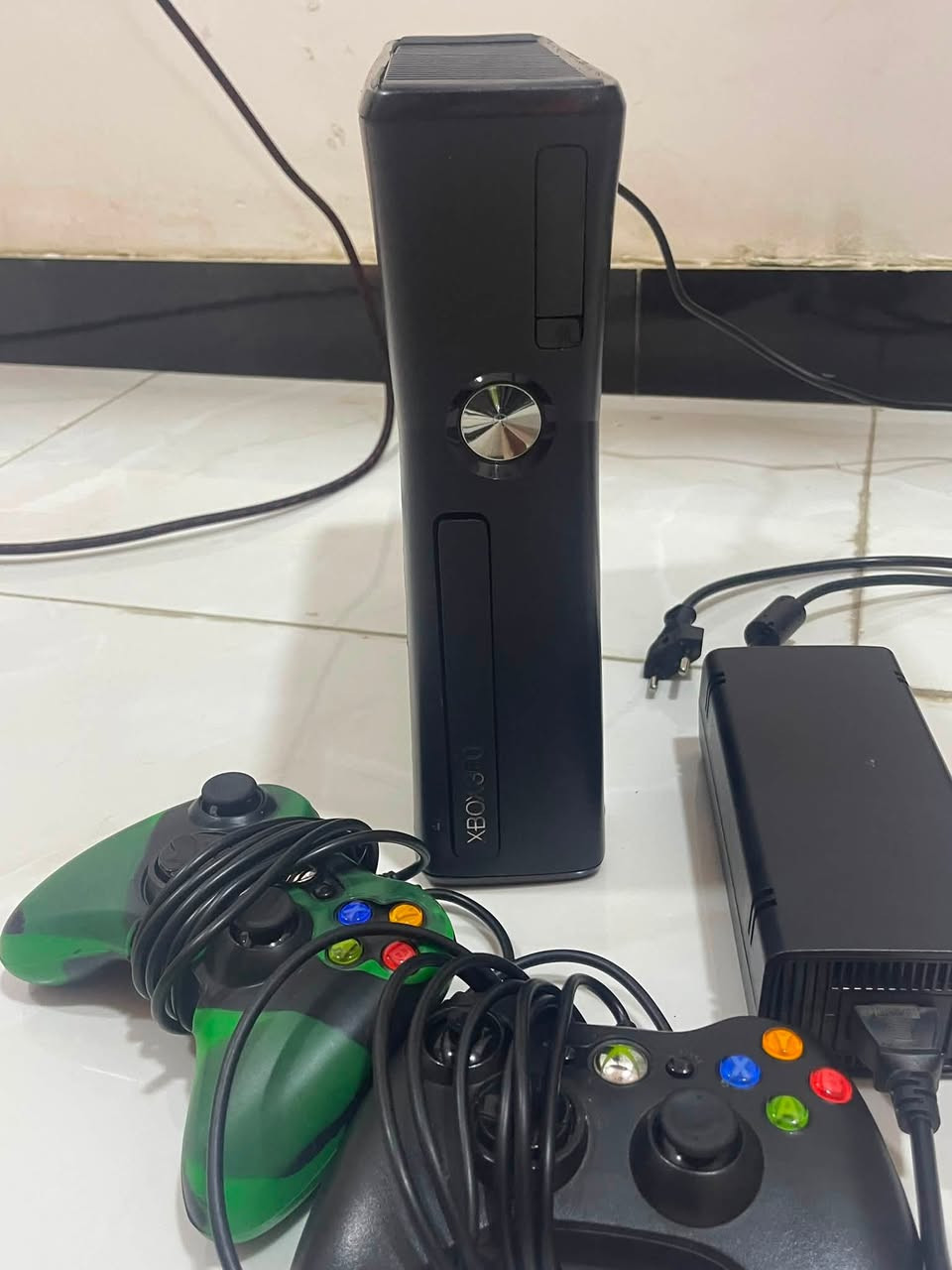 سلام عليكم اكس بوكس 360 جهاز نضيف استعمال قليل ويا جوستكات اثنين وبي 120 لعبه كامله سعر 100 ومكاني بغداد البياع ***********
