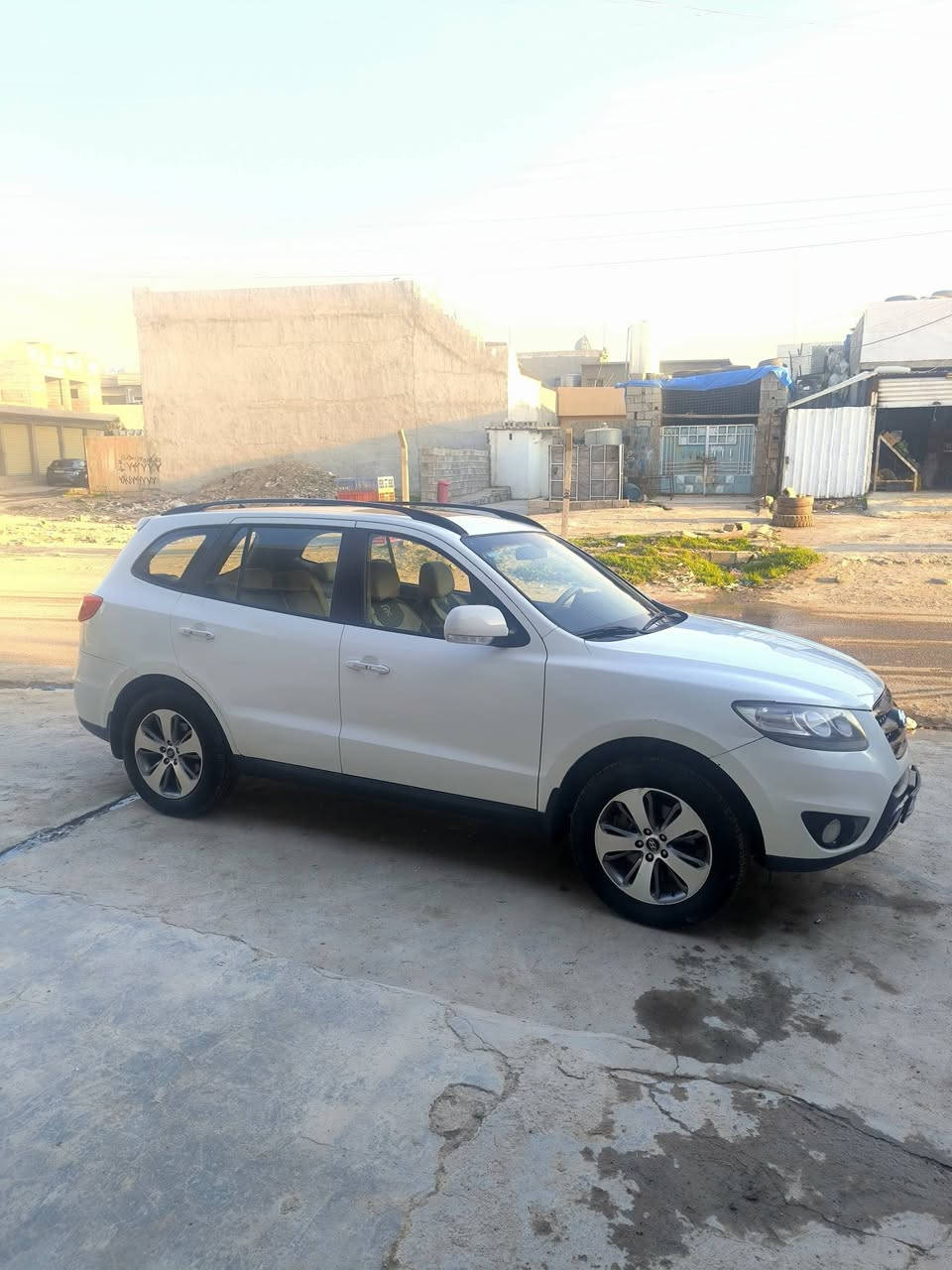 السلام عليكم عندي سنتافي 2012 فول بس بدون بصمه بها قطعتين صبغ وبيع كربون بنزين رقم سنويه جديد رقم نينوى مكاني اربيل السعر 140 وبيها مجال للطيبين شيء قليل وهذا رقمي بس بيا واتساب(***********)
