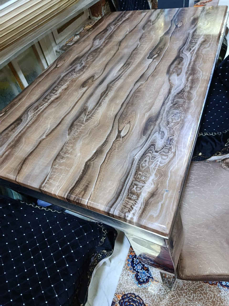 ميز طعام للبيع سعر ٢٥٠ جديد ونضيف ٦كراسي وبي مجال مكان شالجيه قرب سيطره شمعه صيدليه المسره  ***********
